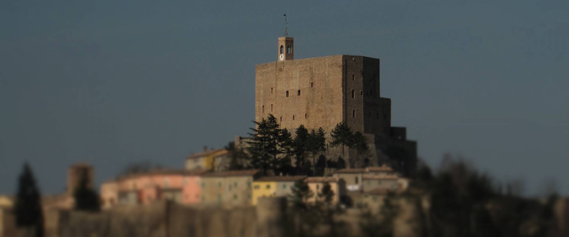 La Rocca e le sue mura che cingono il piccolo borgo foto di LaraLally19